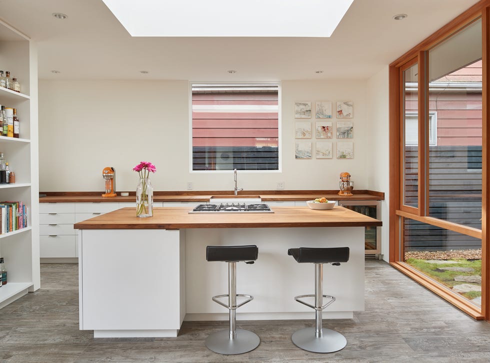 cocina con isla central y encimeras de madera