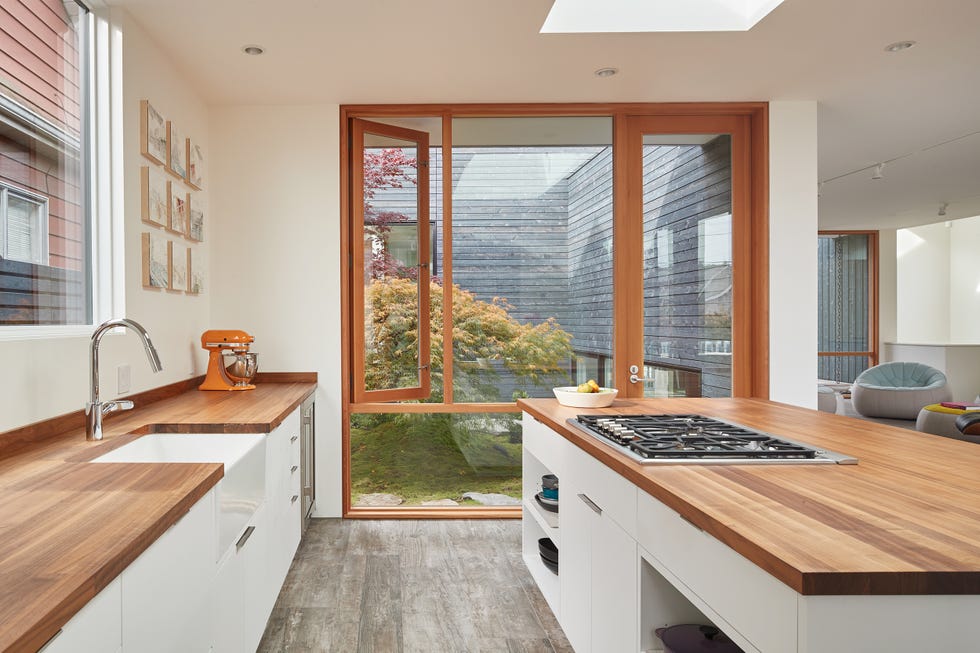 cocina con isla central y encimeras de madera