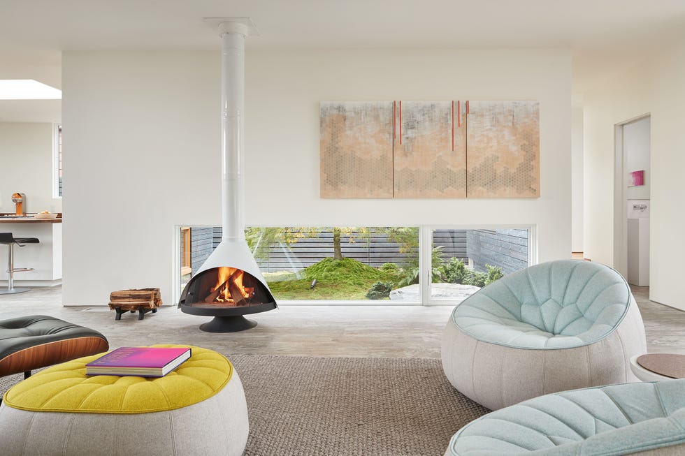 salón de diseño contemporáneo con estufa