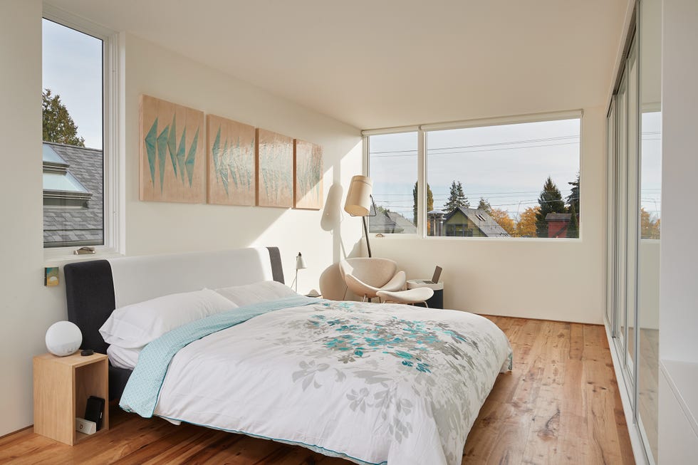 dormitorio decorado en tonos blancos y turquesas