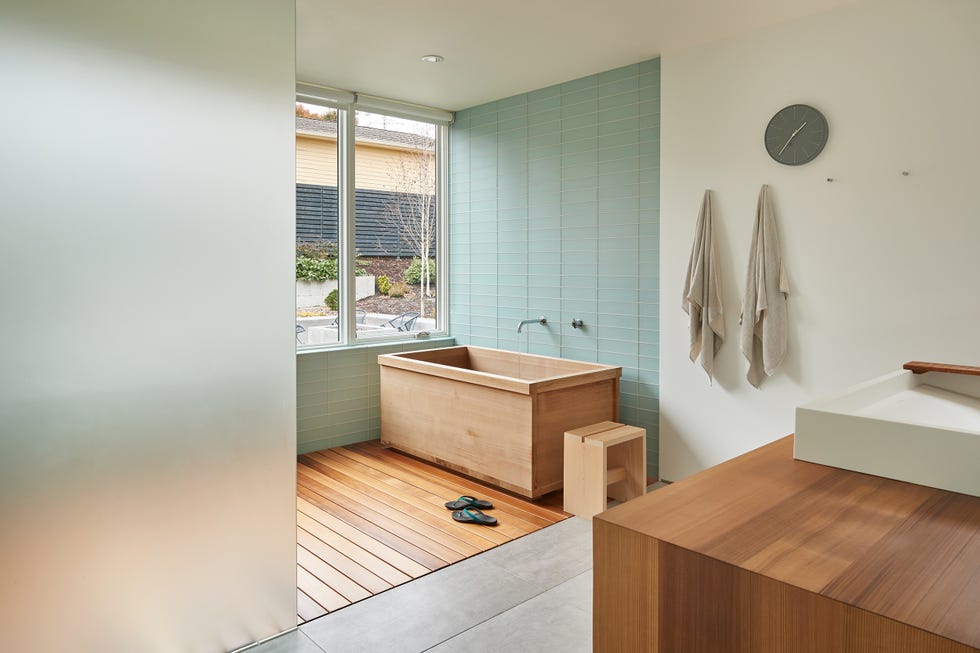 baño decorado en madera con azulejos turquesas