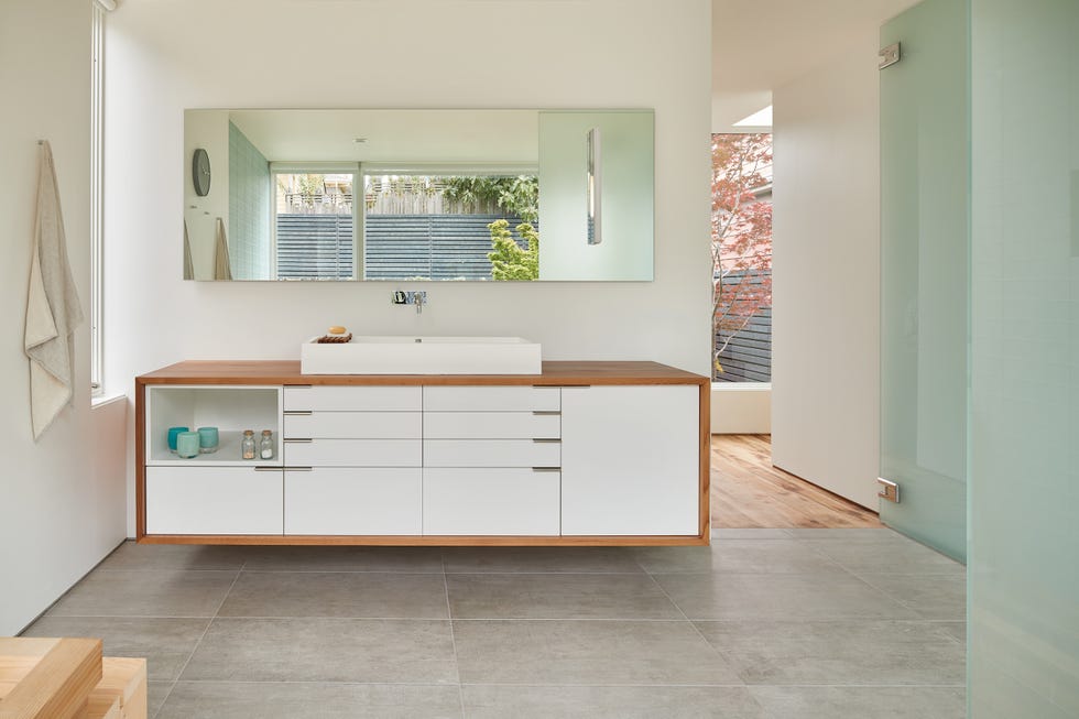 baño en suite con mueble de lavabo suspendido diseñado en madera