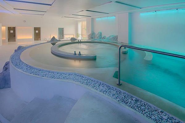 Swimming pool, Property, Building, Jacuzzi, Leisure centre, Interior design, Glass, Handrail, Room, Architecture, 