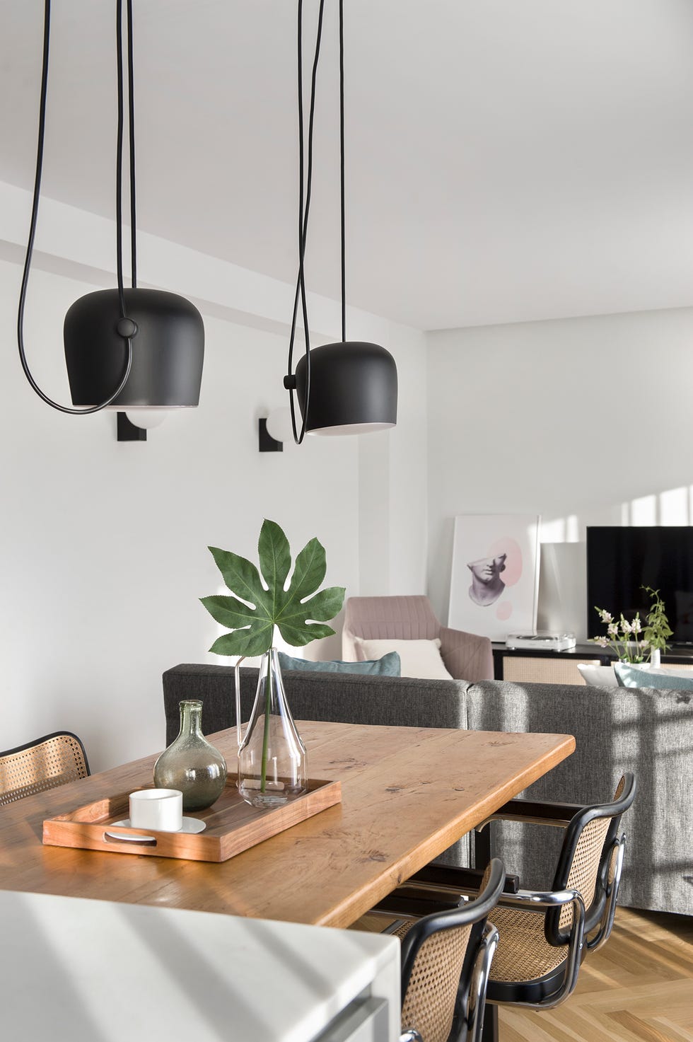 mesa de comedor de madera junto al salón