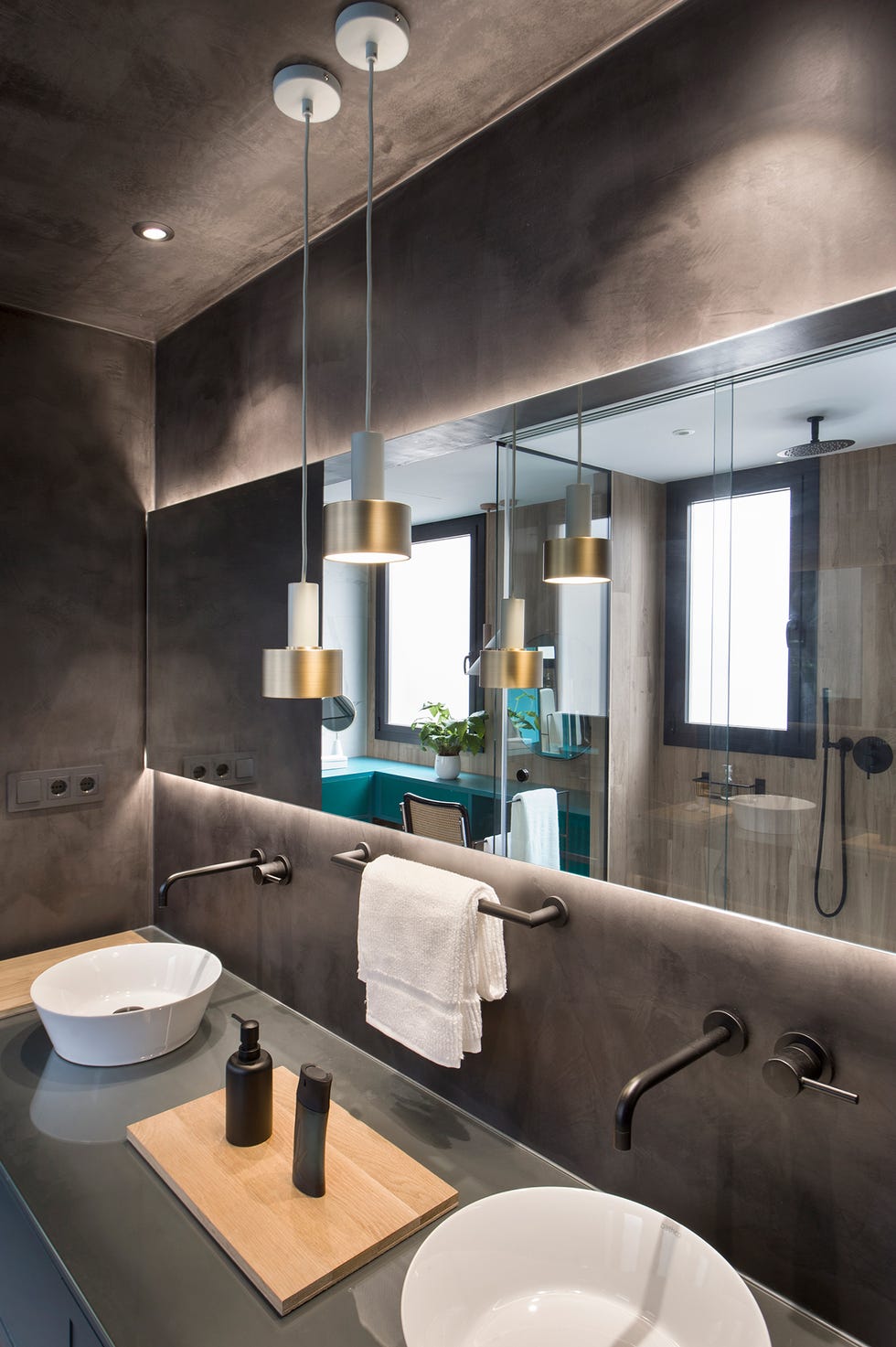 baño de diseño contemporáneo revestido con microcemento negro