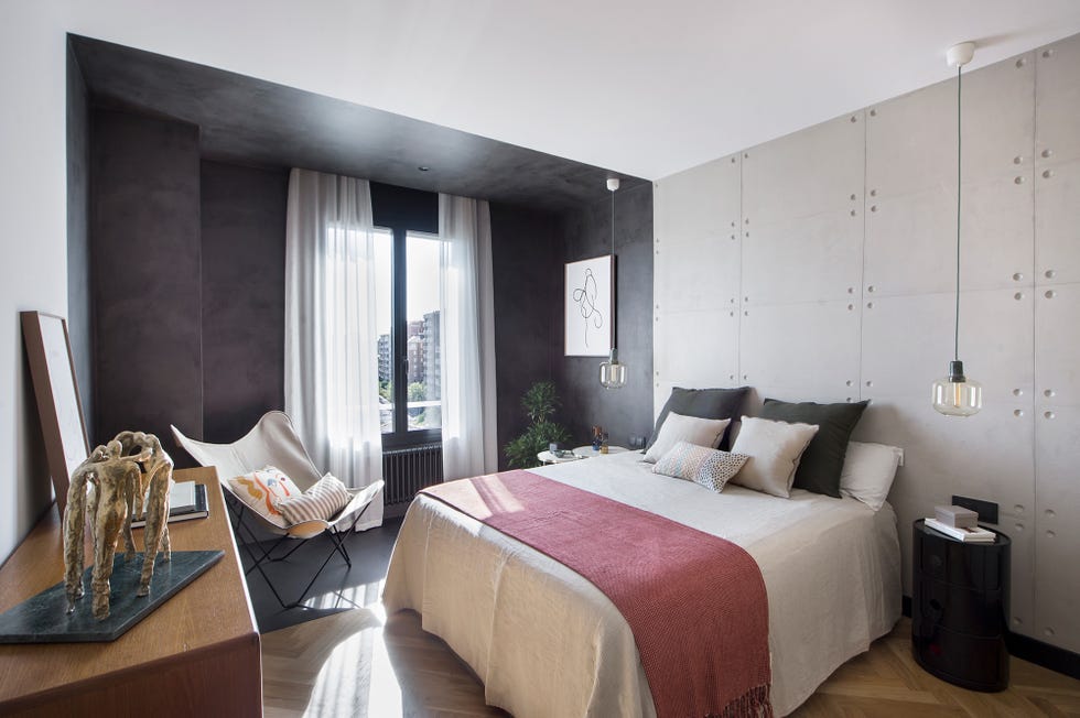 dormitorio con paredes revestidas de microcemento gris y negro