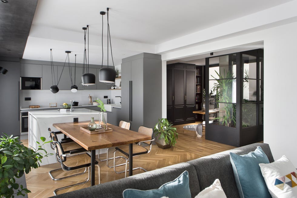 espacio abierto con salón comedor cocina decorado en tonos grises