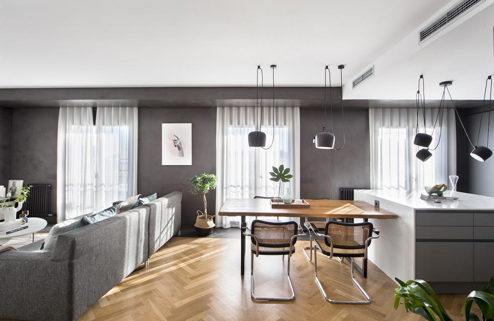 espacio con cocina y salón decorado en tonos grises