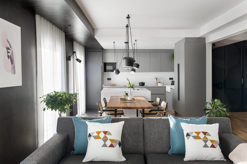 sofá gris de diseño moderno con cojines estampados