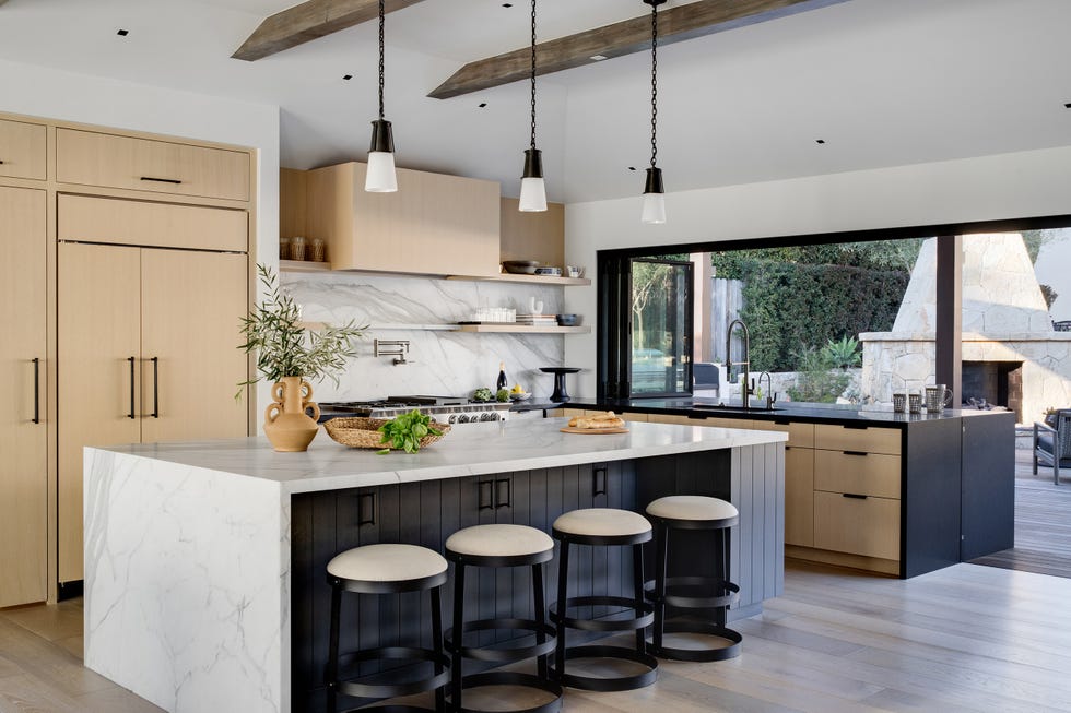 cocina moderna con isla central de mármol