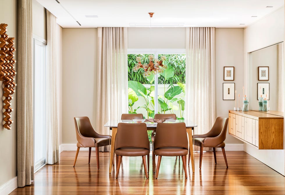 mesa de comedor de madera y sillas de piel marrón