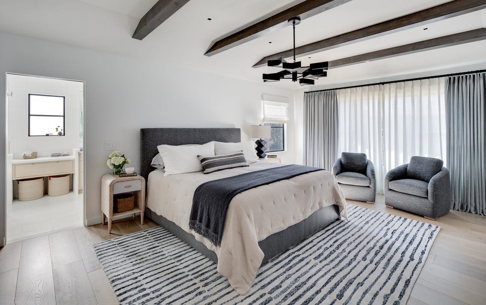 dormitorio decorado en tonos grises con baño en suite
