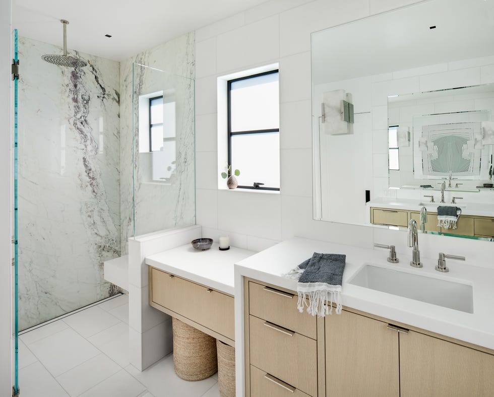 baño moderno y ducha con pared de mármol