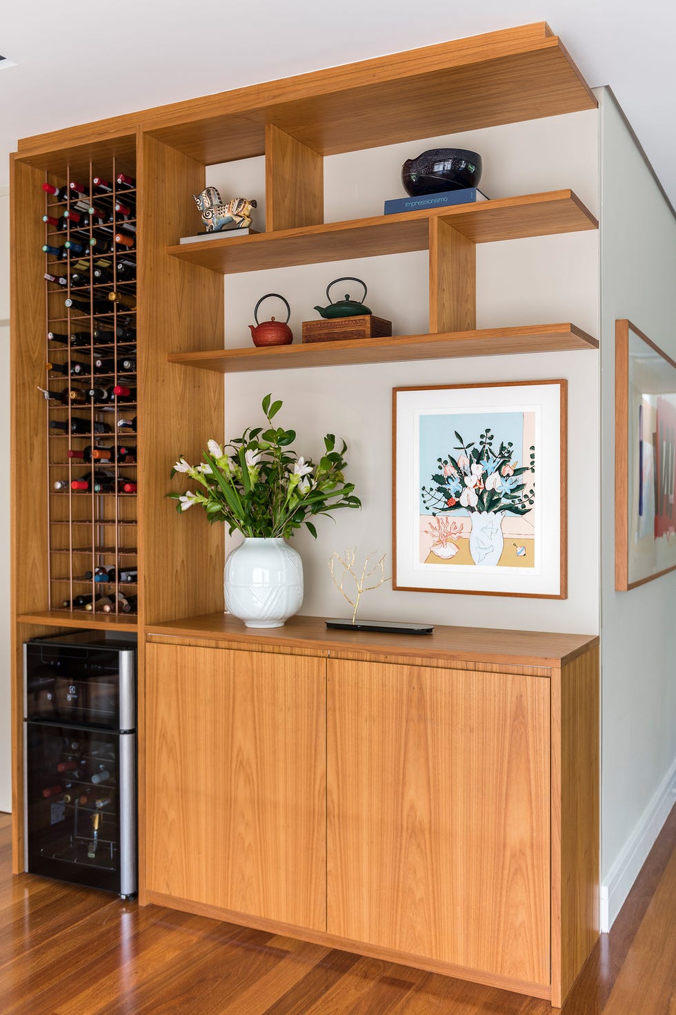 mueble bar de madera con vinoteca
