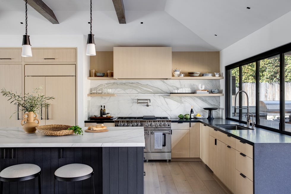 cocina moderna con isla central de mármol