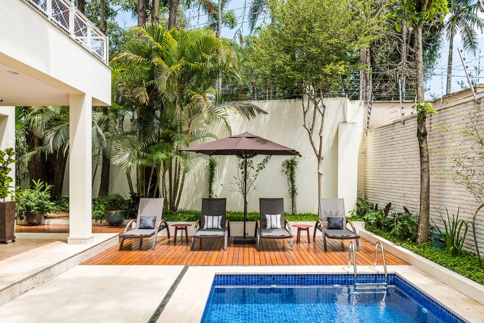 piscina y tumbonas