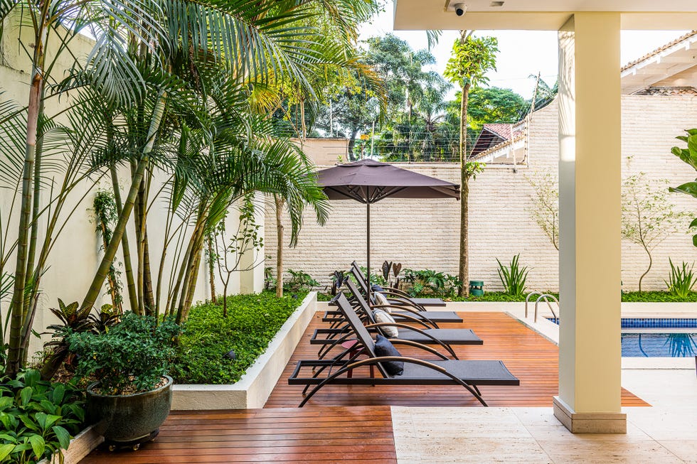 piscina y suelo de tarima con hamacas