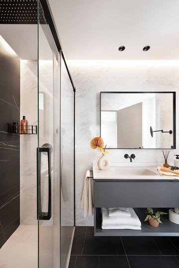 casa minimalista vitoria tiene cuarto bano griferia negra elegante y sofisticada