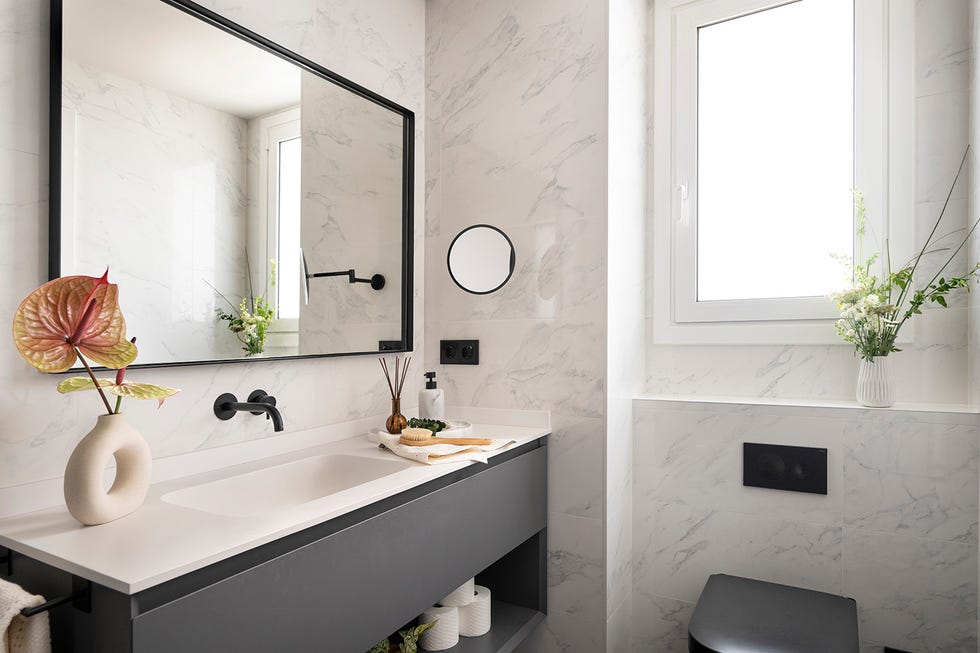 los muebles volados del baño minimalista dan sensación de ligereza