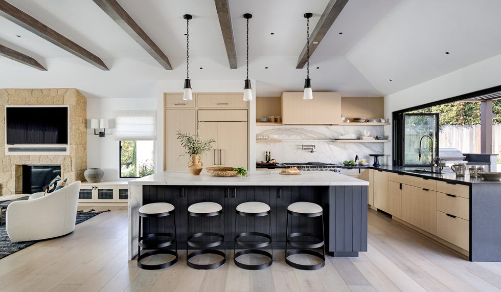 cocina moderna con isla central de mármol
