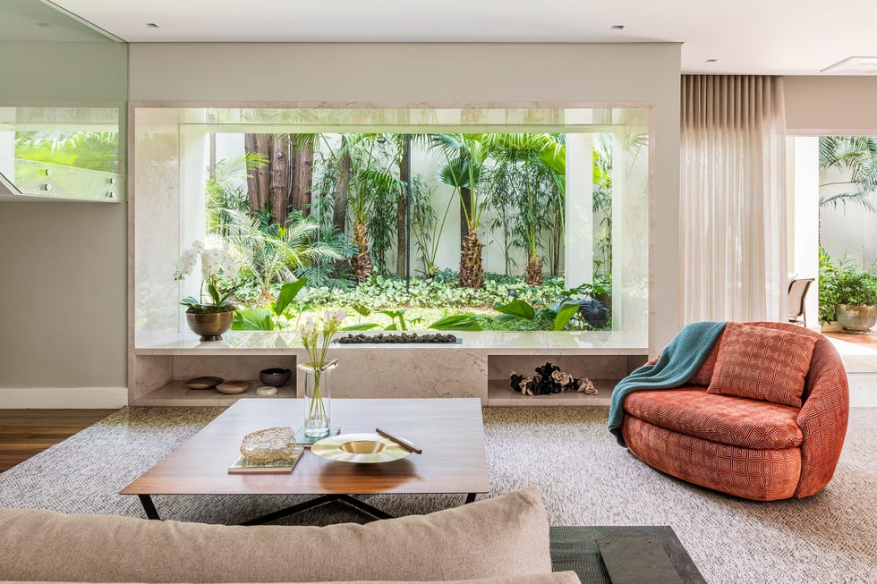 salón con un ventanal que mira al jardín