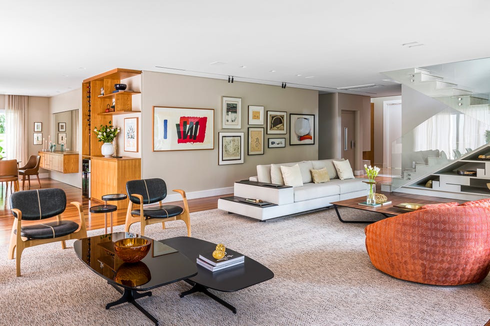 salón con muebles de diseño y obras de arte contemporáneo