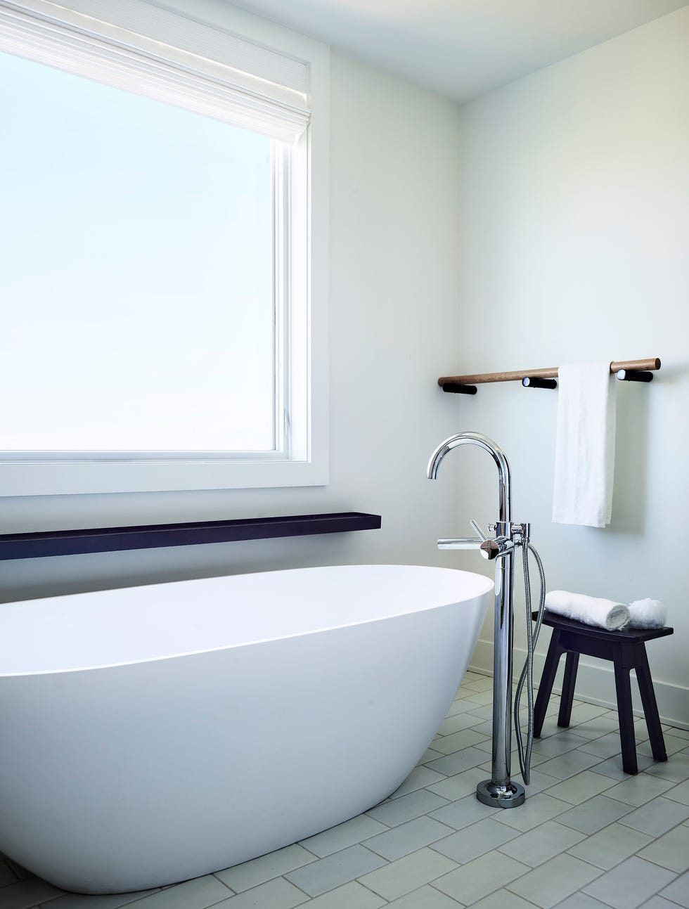 baño con bañera exenta blanca