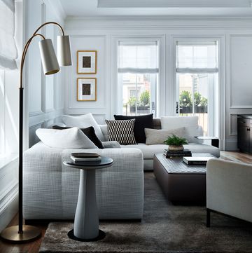 salón con sofá esquinero gris de diseño moderno
