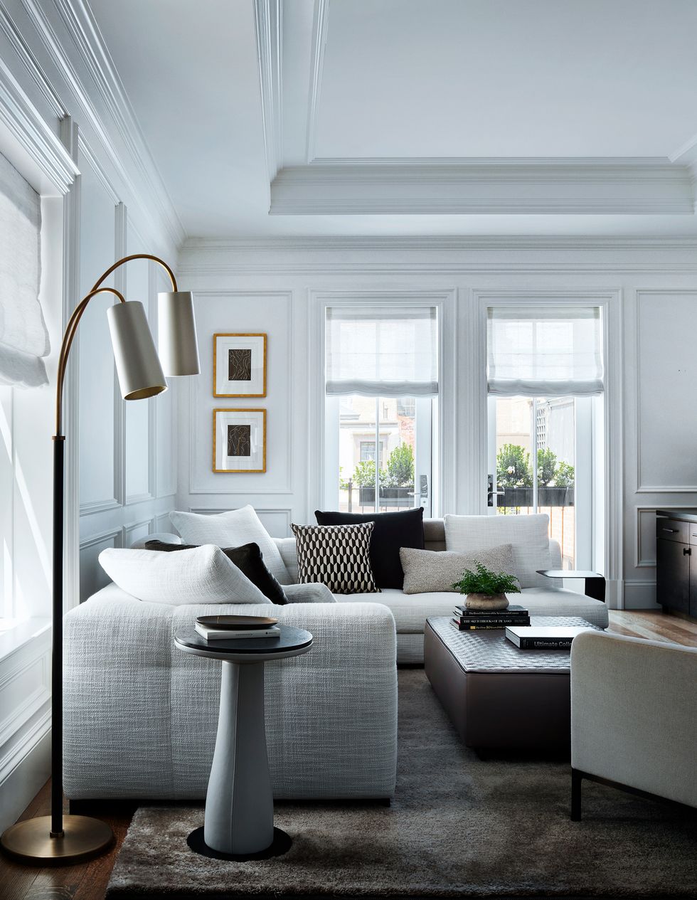 salón con sofá esquinero gris de diseño moderno