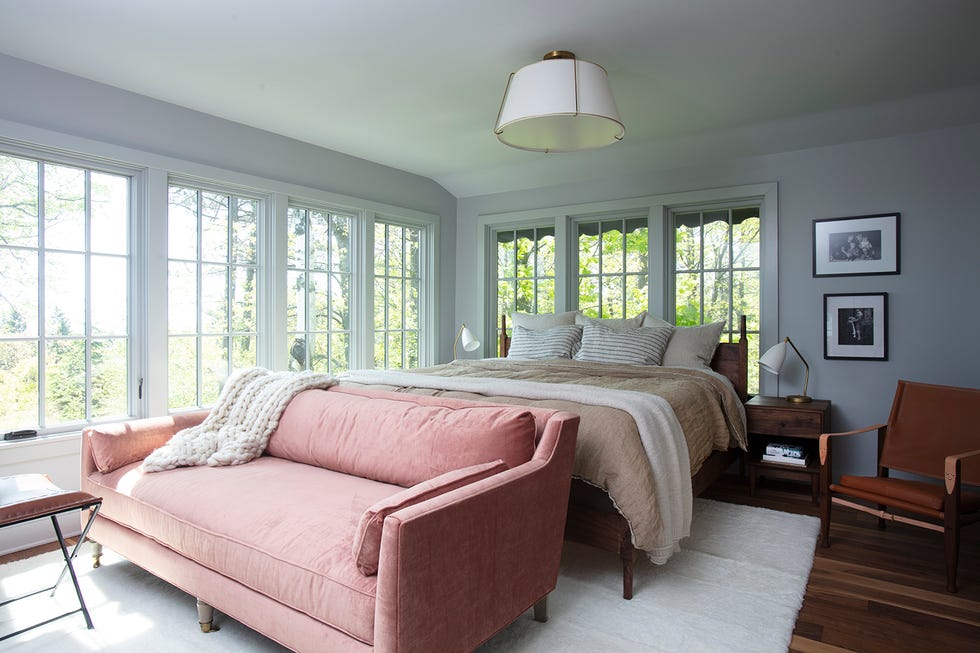 dormitorio vintage con sofá de terciopelo rosa a los pies