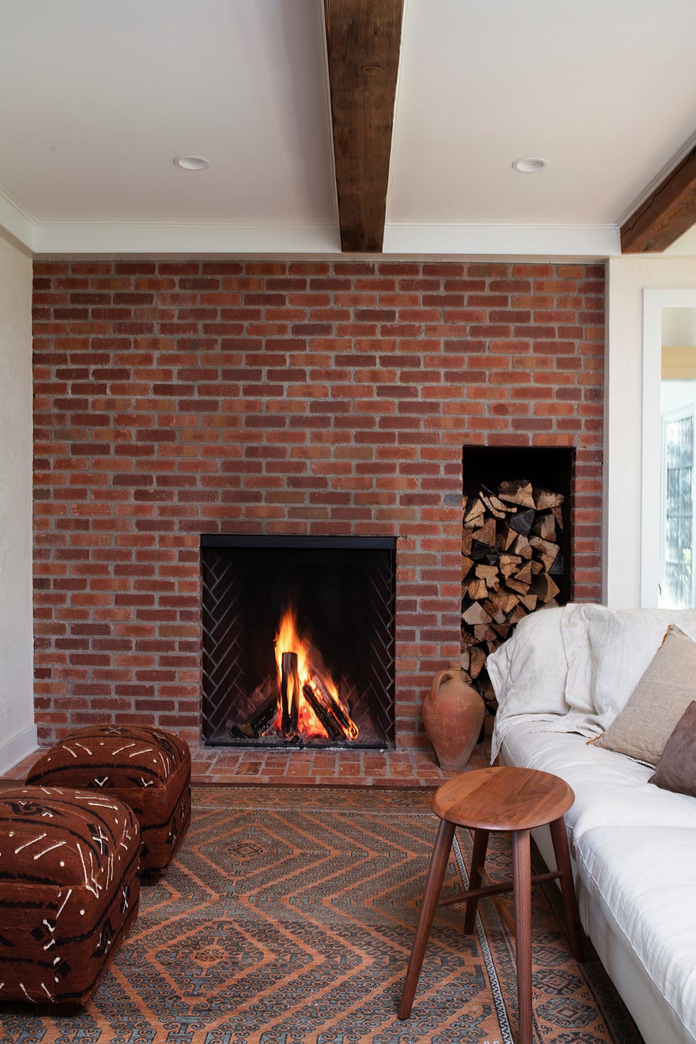 salón con pared de ladrillo visto y chimenea