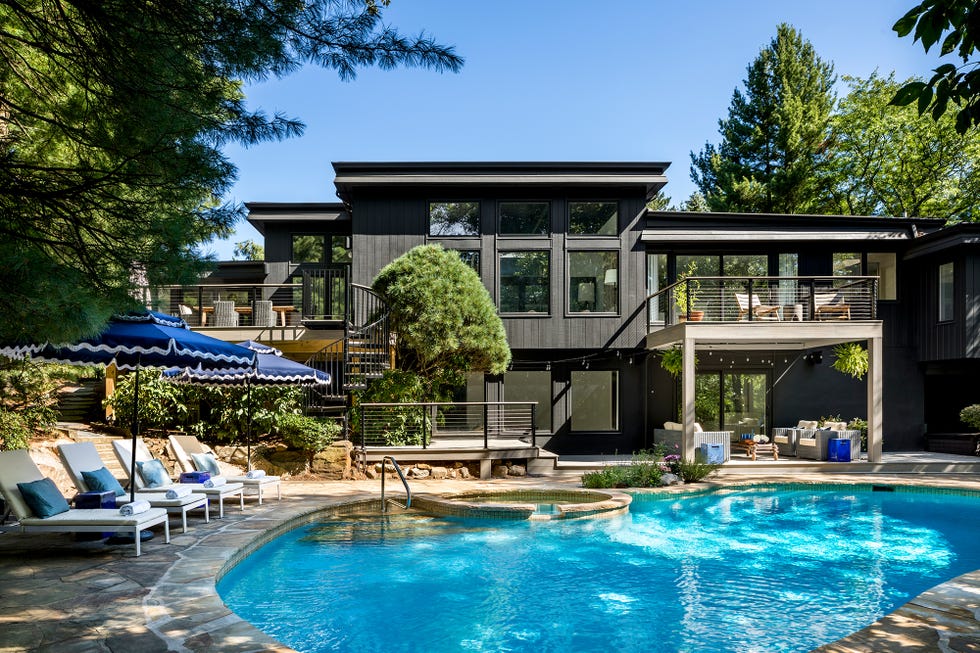 casa con fachada negra y piscina