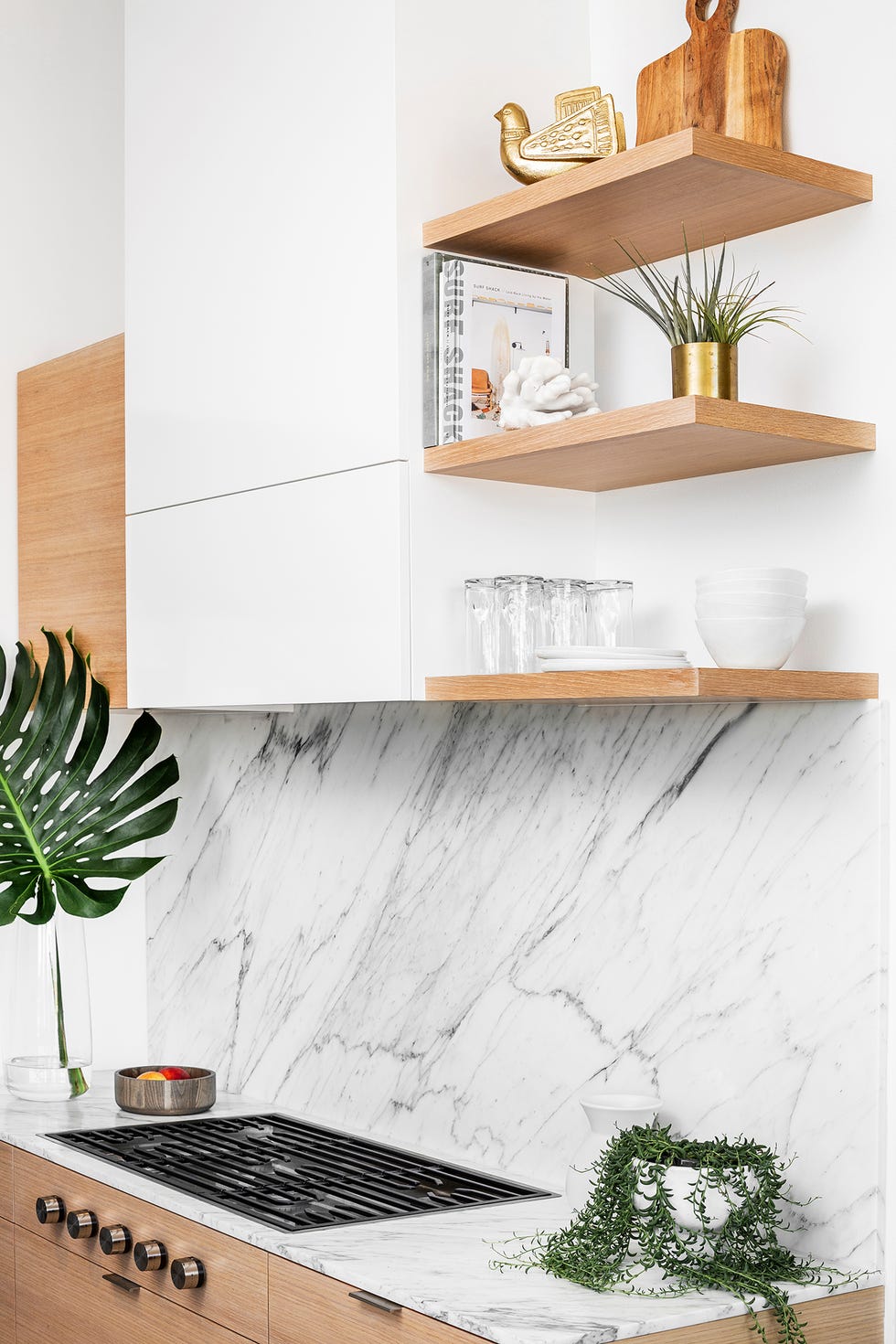 encimera y frente de mármol con muebles y baldas de madera