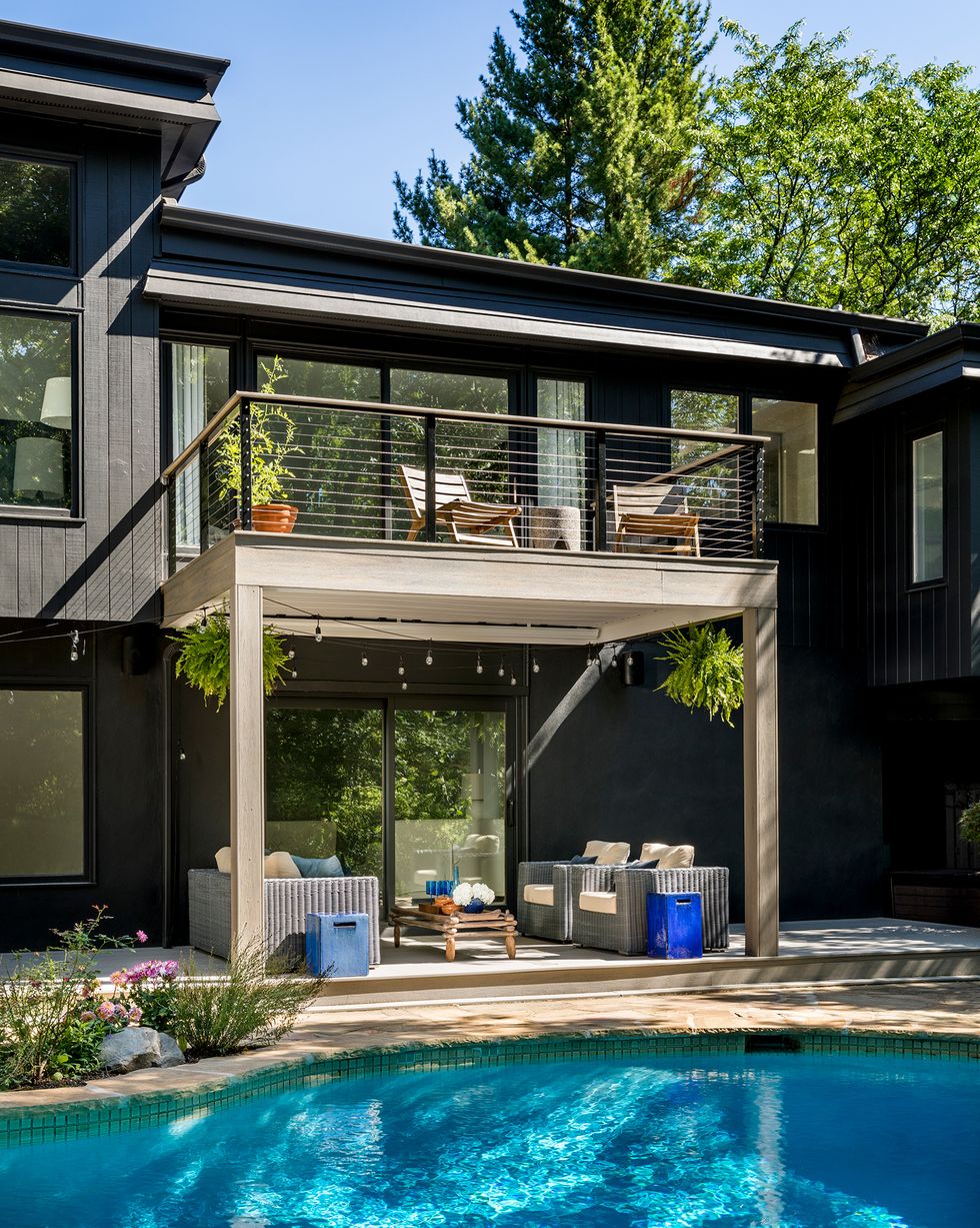 casa con fachada negra y piscina