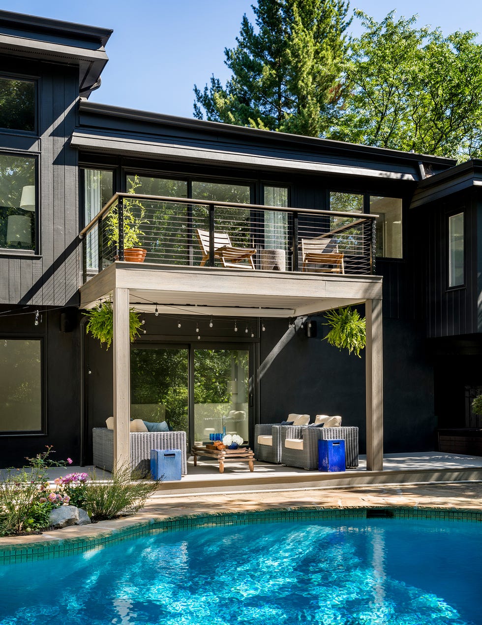 casa con fachada negra y piscina