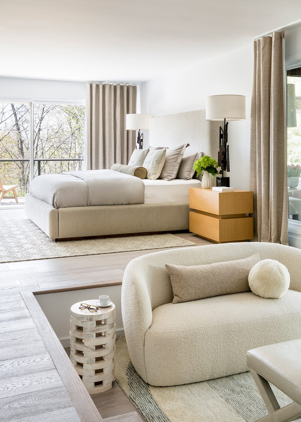 dormitorio con sala de estar y muebles en color crudo