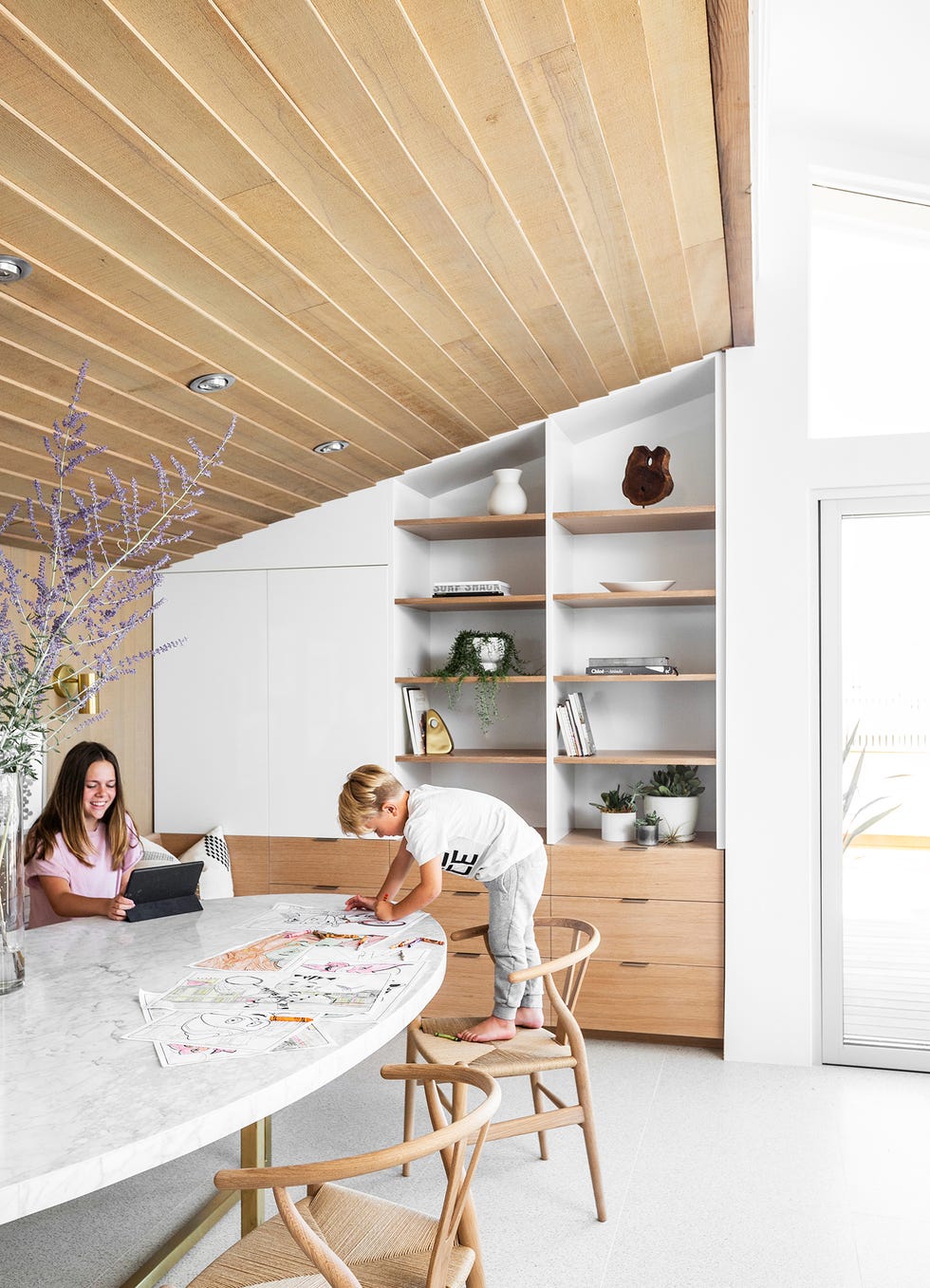 comedor open concept con mesa de mármol y sillas de madera