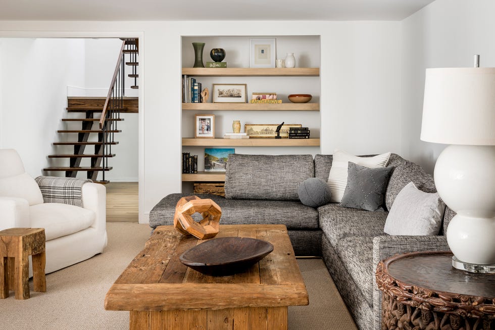 sala de estar con sofá rinconera gris y mesa de centro de madera
