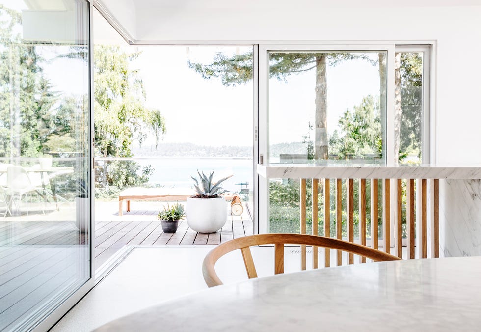puertas correderas que conectan la cocina con la terraza