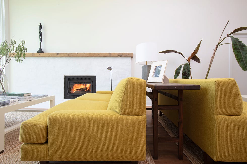 salón de diseño mid century con dos sofás amarillos