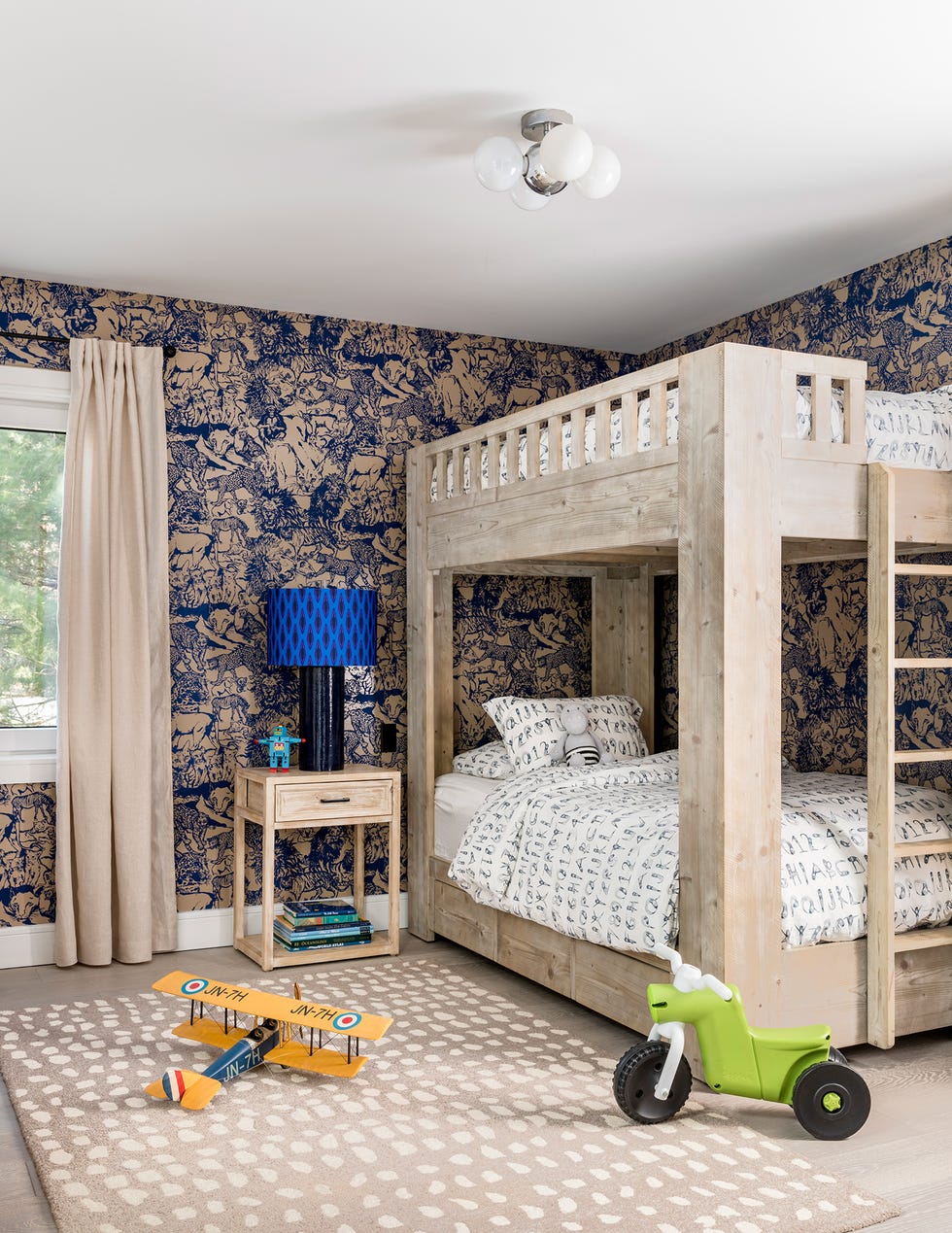 dormitorio infantil con litera de madera