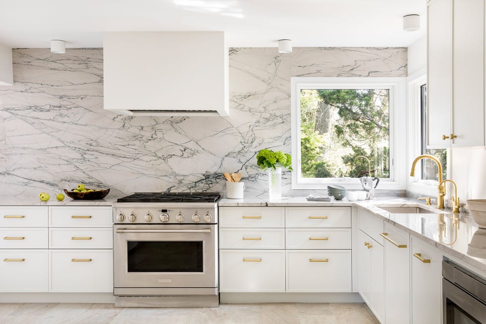 cocina blanca con revestimientos de mármol