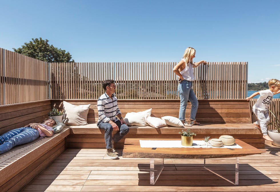 terraza con banco y suelo de madera