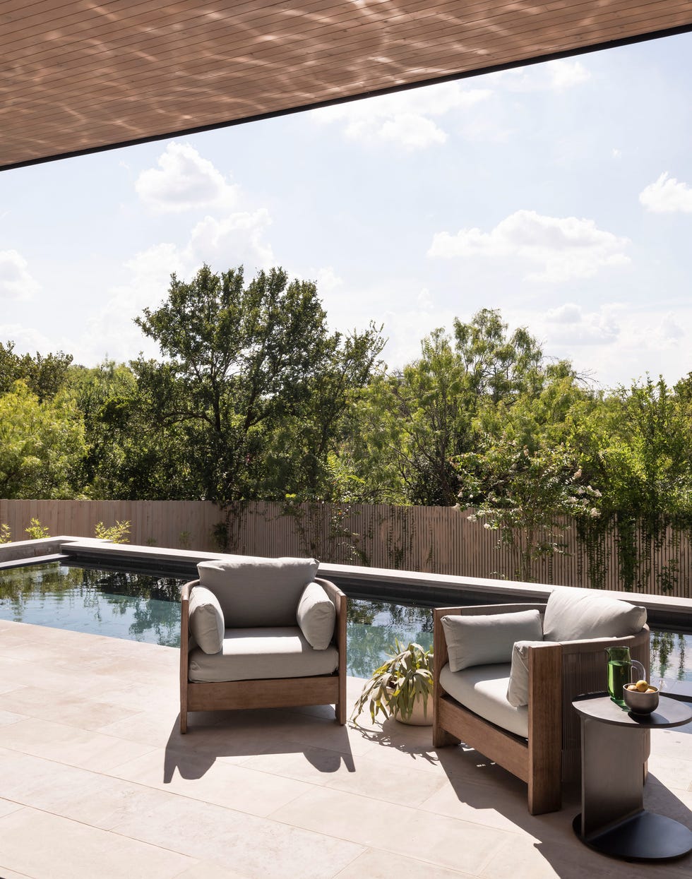 terraza con piscina de diseño moderno