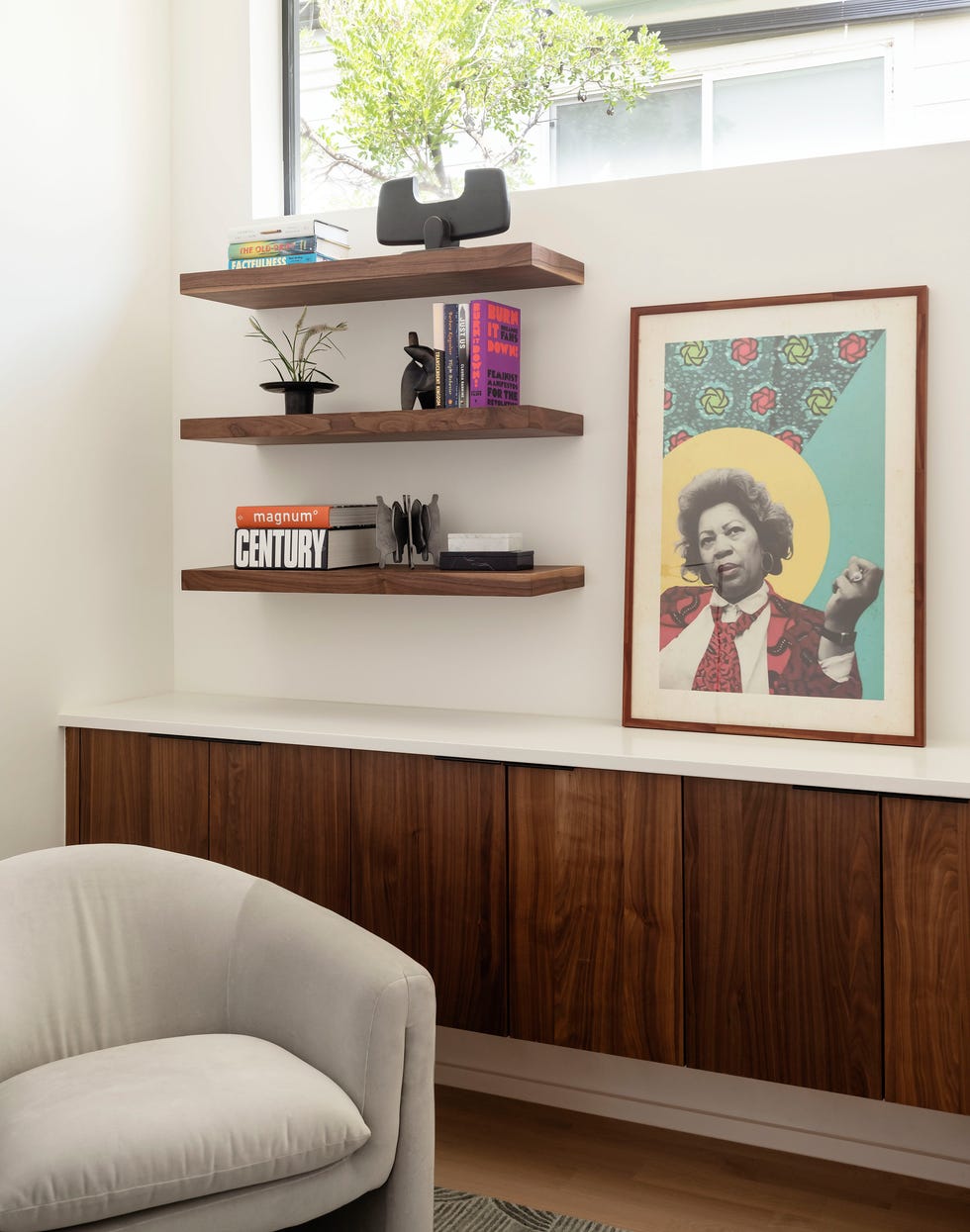 estantería baja y baldas de madera en el salón