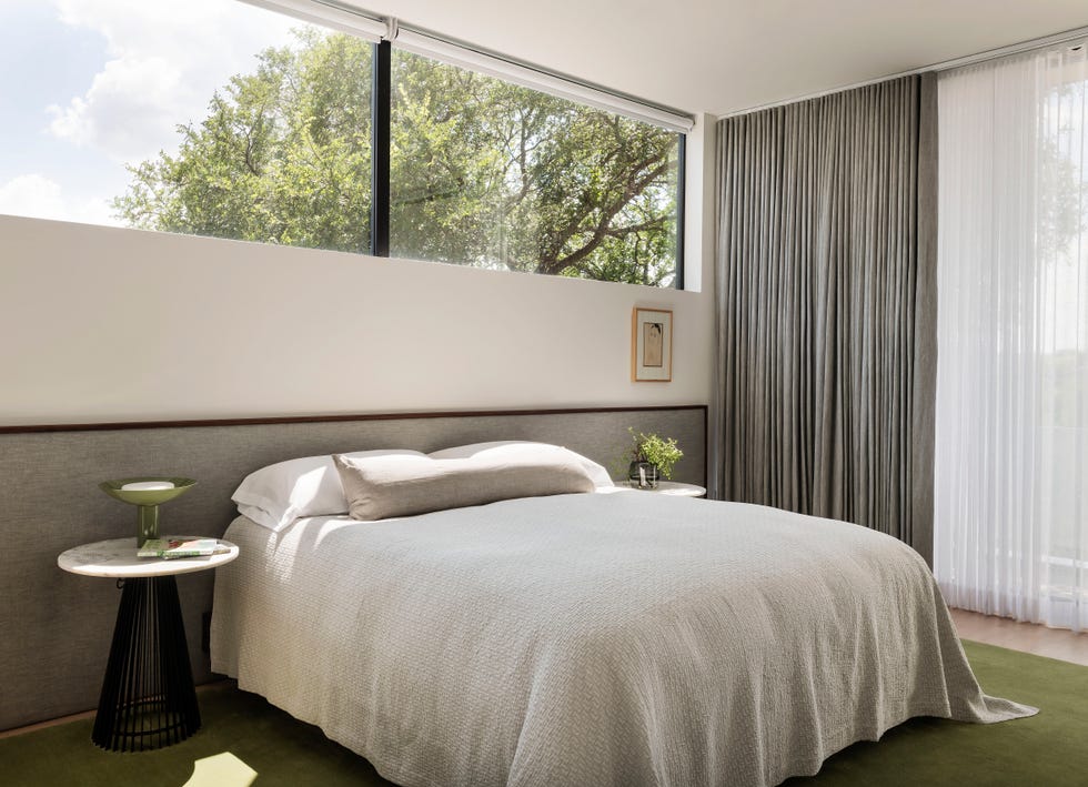 dormitorio de diseño minimalista con cabecero a medida tapizado en tela gris