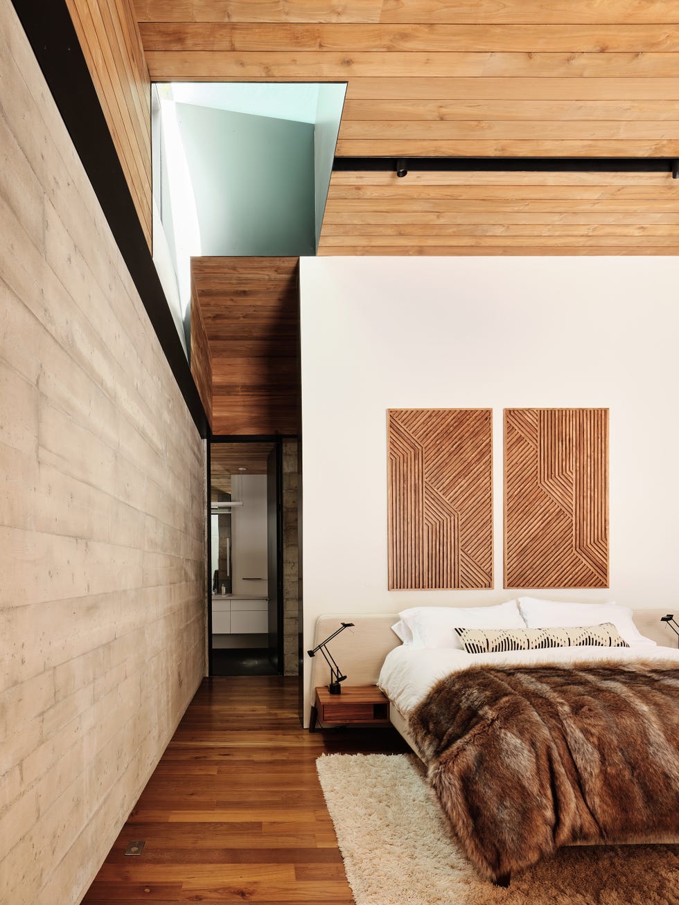 dormitorio con paredes de piedra