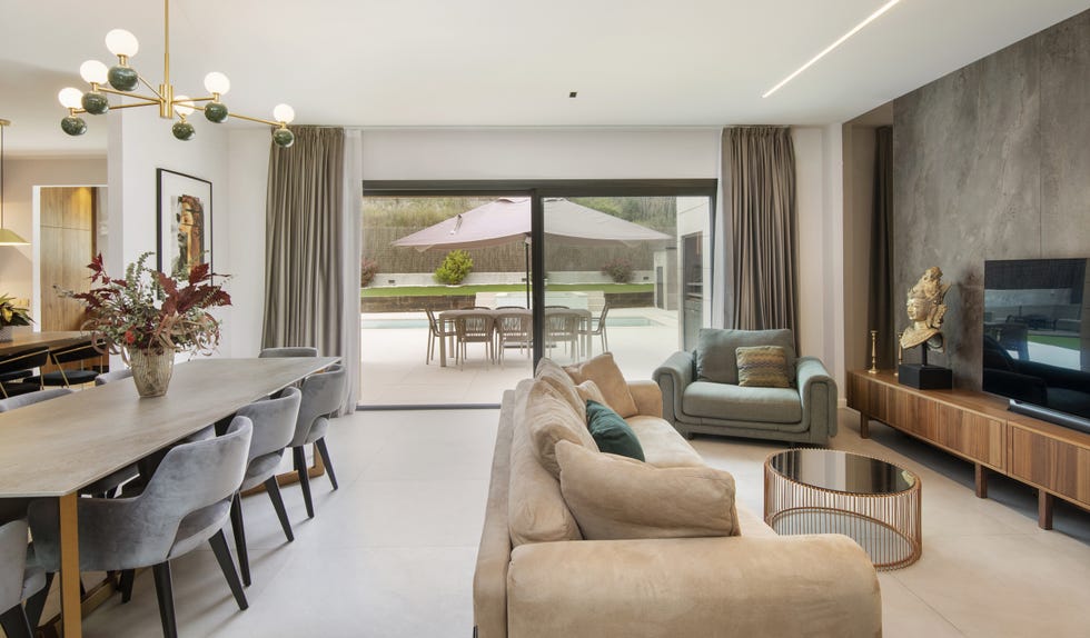salón comedor de diseño moderno con acceso al jardín