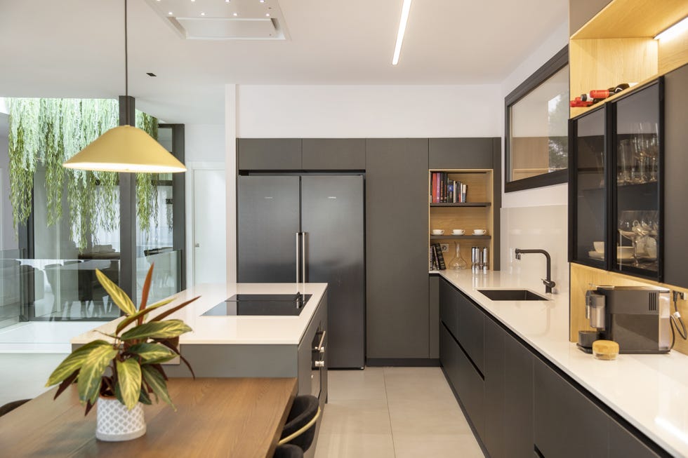 cocina moderna abierta con isla y mesa anexa
