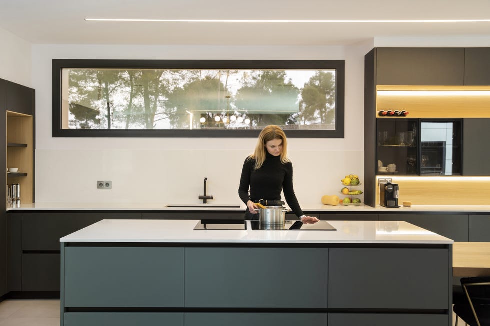 cocina moderna abierta con isla y mesa anexa